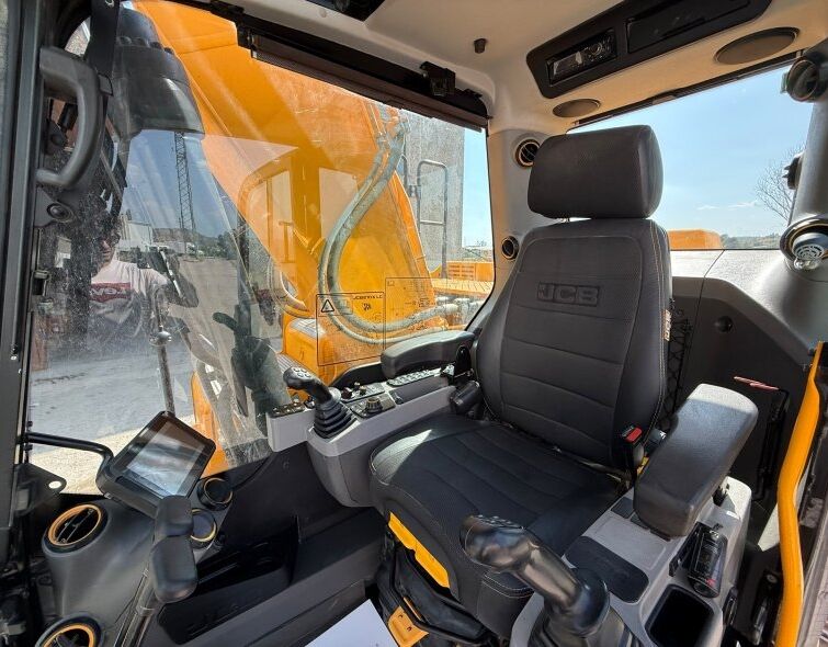 JCB 210 XLC **EPIROC HAMMER**